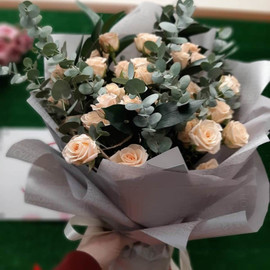 Букет кустовых роз "Нежный шелест"