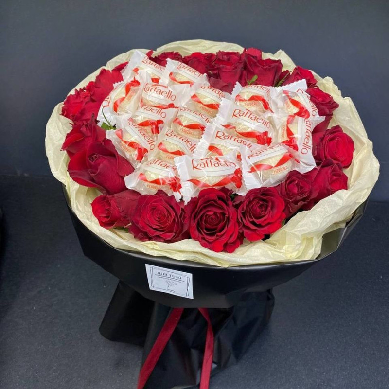 Букет с красными розами и конфетами рафаэлло, премиум
