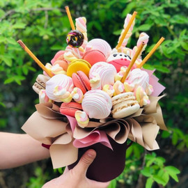 Bouquet of marshmallows and macaroons