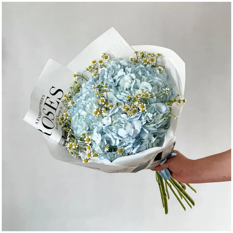Bouquet of blue hydrangeas and daisies, standart