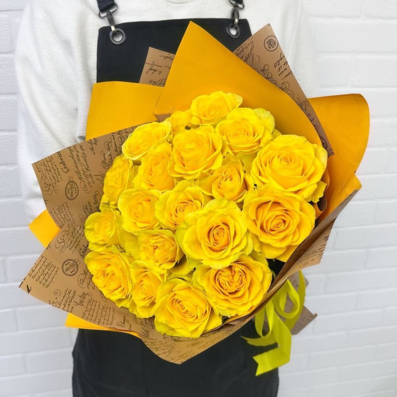 Букет из 19 желтых роз в дизайнерском оформлении 50 см, стандартный