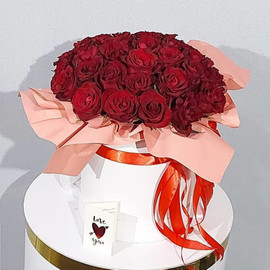 Bouquet of 35 red roses in a box