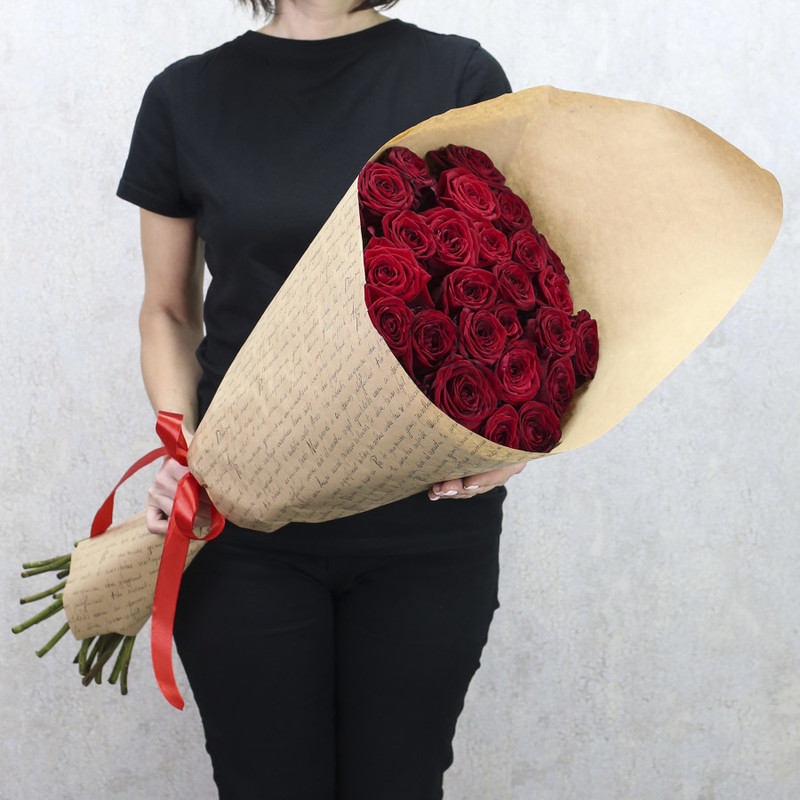 25 красных роз "Ред Наоми" 80 см в крафт бумаге, стандартный