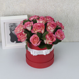 15 розовых роз "Джумилия" с зеленью в красной коробке