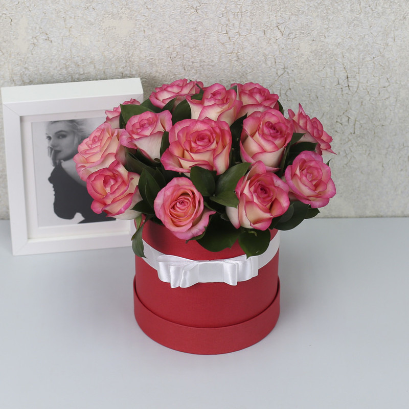 15 pink roses "Jumilia" with greenery in a red box, standart