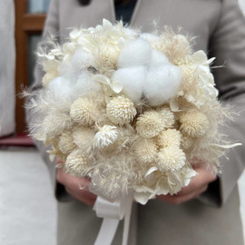 Bride's bouquet of dried flowers Ivery