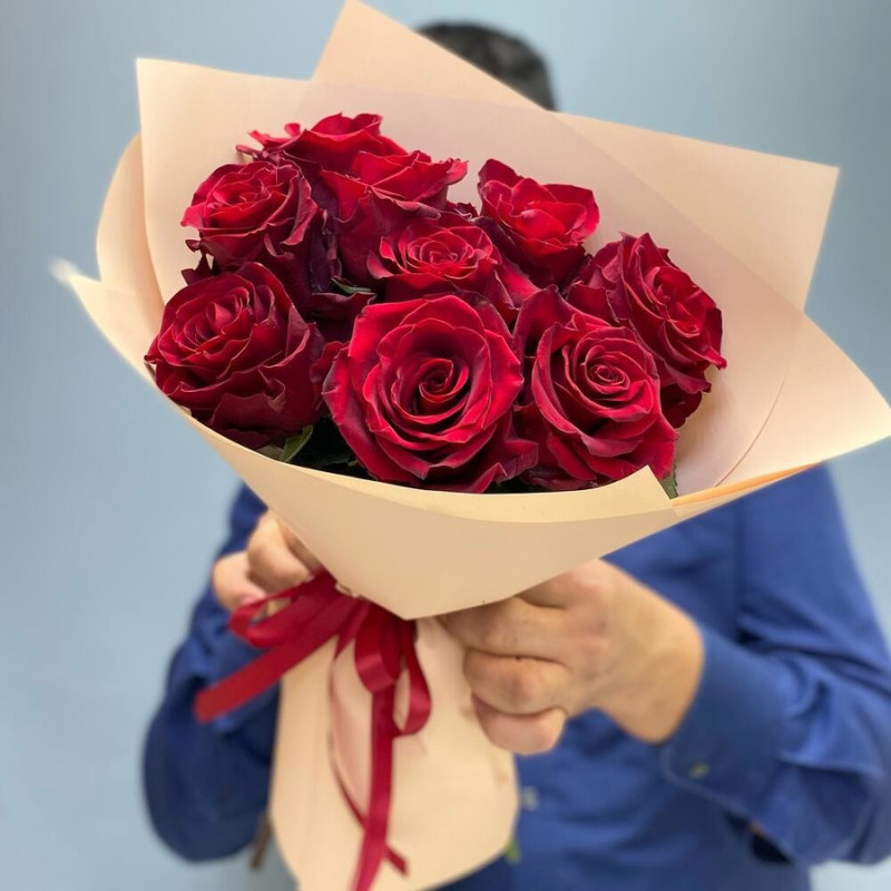 Букет из 9 красных роз в дизайнерском оформлении 50 см, стандартный