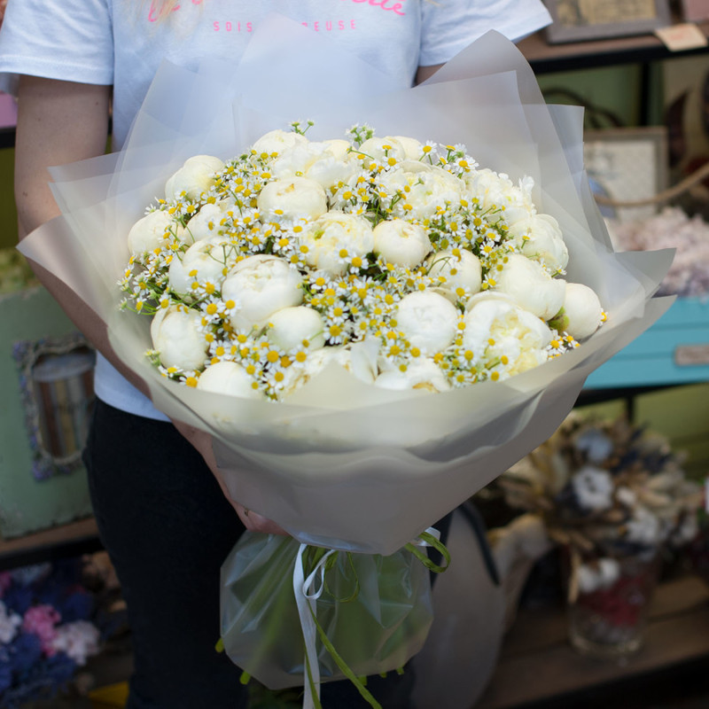 Bouquet of peonies with daisies "Juno", standart
