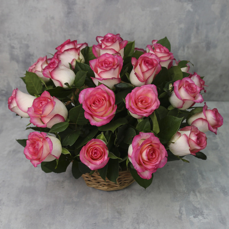 Корзина из 25 роз «Розовые розы Джумилия с зеленью», стандартный