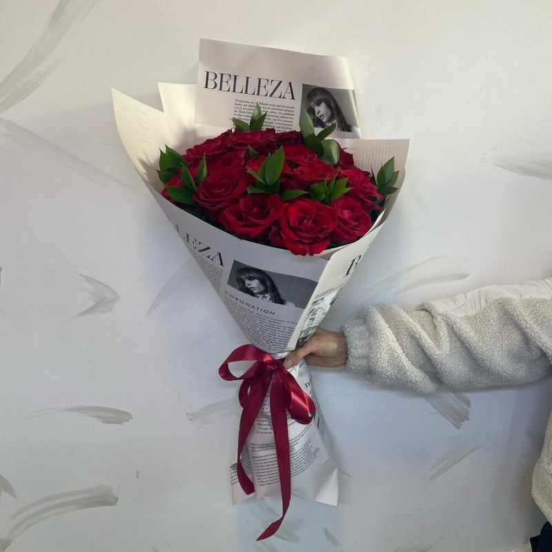 Bouquet of 17 red roses and greenery, standart