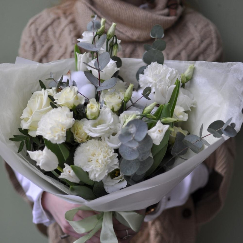 Авторский букет белый "Чистые чувства ", с белыми тюльпанами, розами и эустомой, стандартный