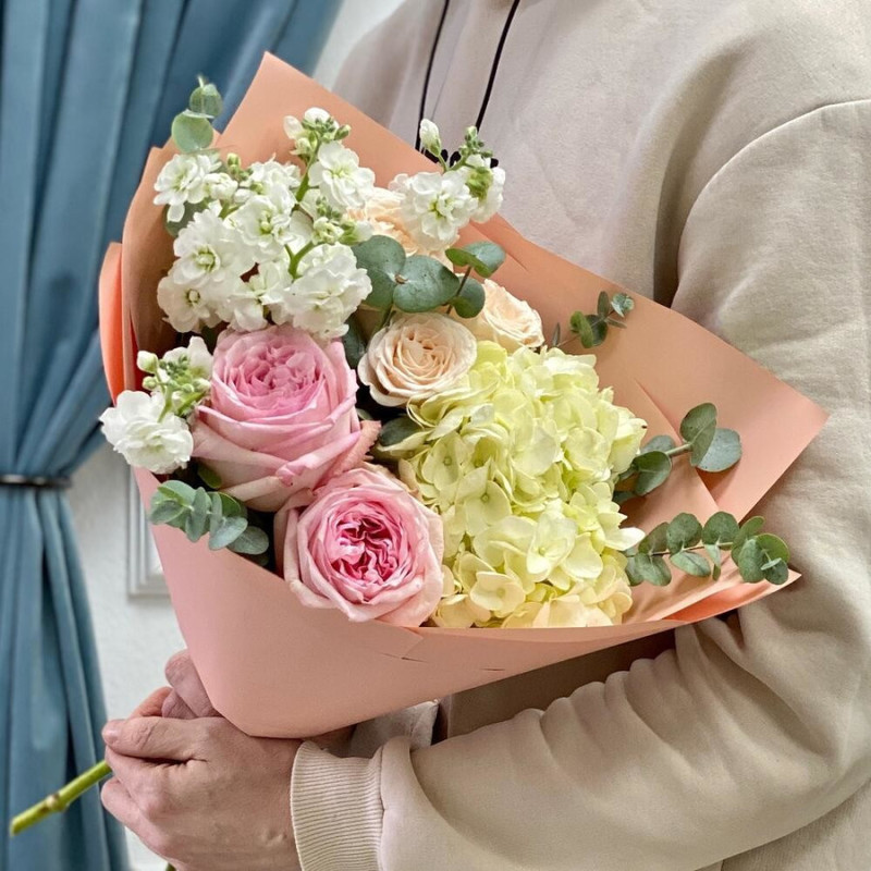 Bouquet of hydrangea and pink roses, standart