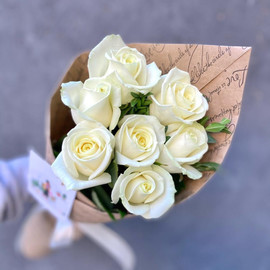 Букет 7 белых роз «Аваланж»