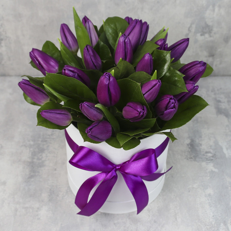 Коробка с тюльпанами «25 фиолетовых тюльпанов с зеленью», стандартный