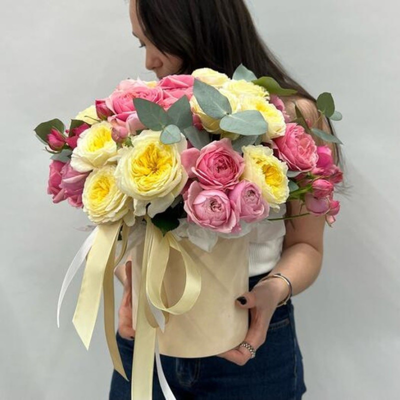 Цветы в шляпной коробке пионовидные розы с эвкалиптом, стандартный
