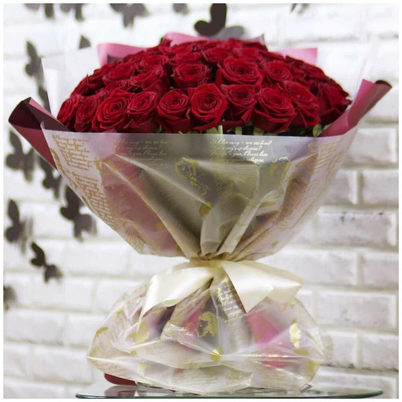 51 красная роза 60 см в дизайнерской упаковке, стандартный