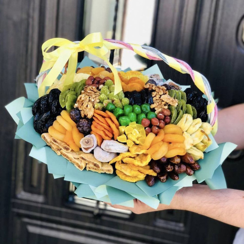 Basket of nuts and dried fruits mix, standart