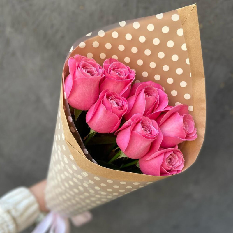 Bouquet of 7 pink roses in craft, standart