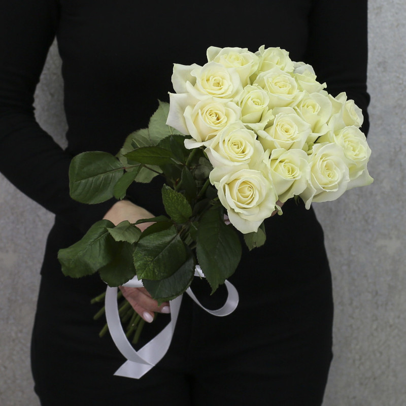 15 белых роз "Аваланч" 50 см, стандартный