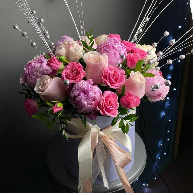 Hat box with peonies and roses, standart
