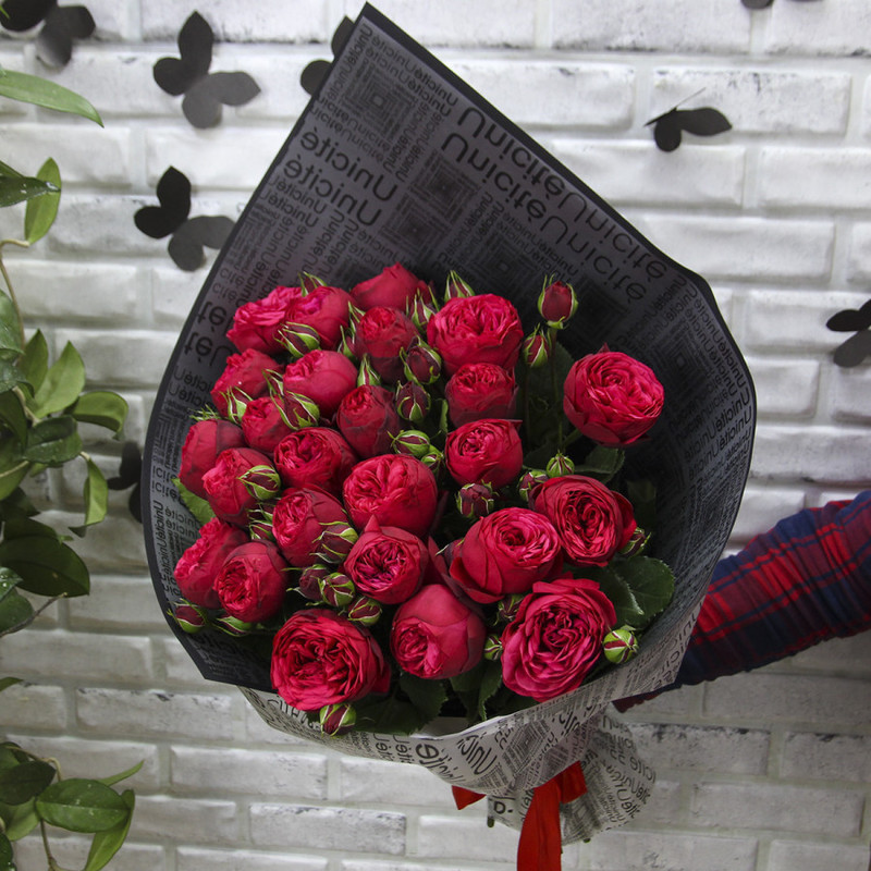 25 пионовидных роз Ред Пиано в дизайнерской упаковке, стандартный