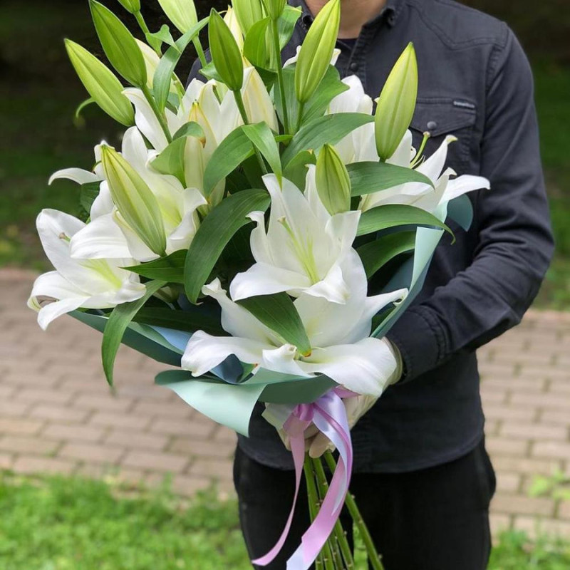 5 lilies in decoration, standart