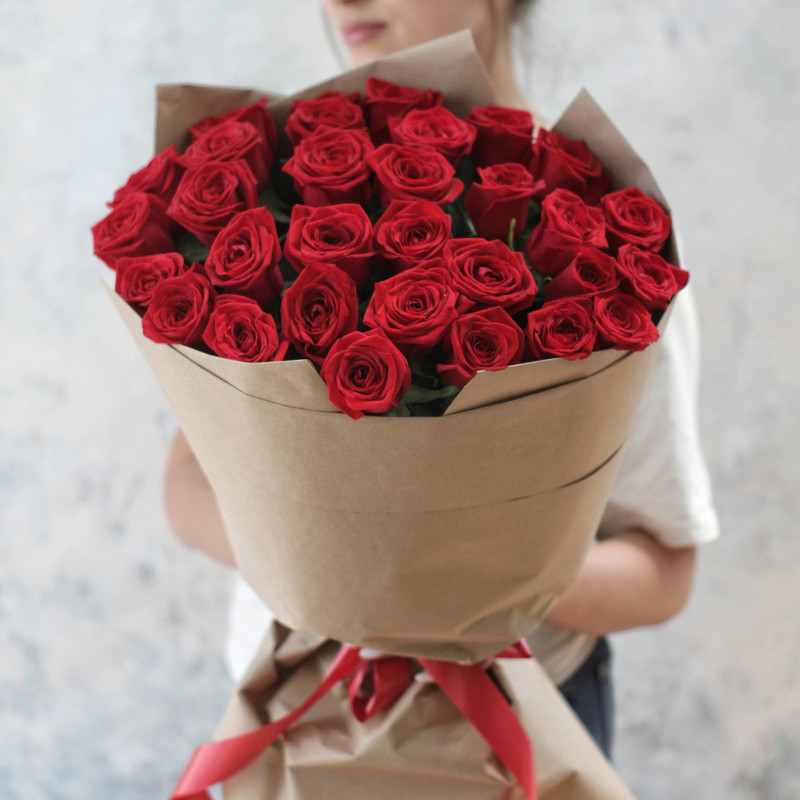 31 роза "Ред Наоми" 60 см. в крафте, стандартный