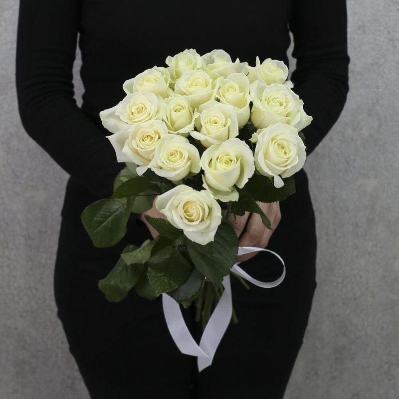 Букет из 15 белых роз аваланж 50 см, стандартный
