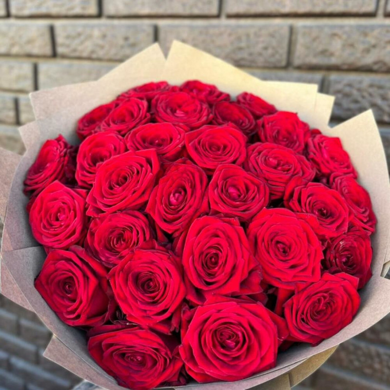 Букет из 25 красных роз в крафте 50 см, стандартный