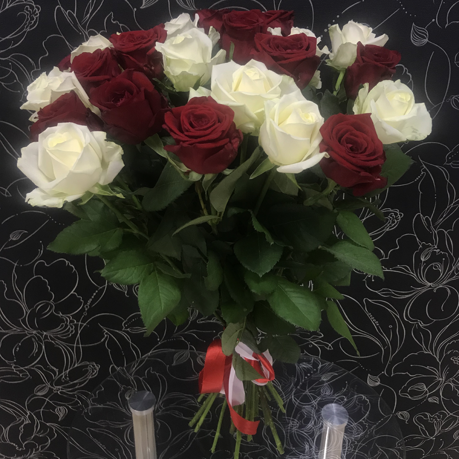 25 red Red Naomi and white Avalanche roses 60 cm, vendor code 