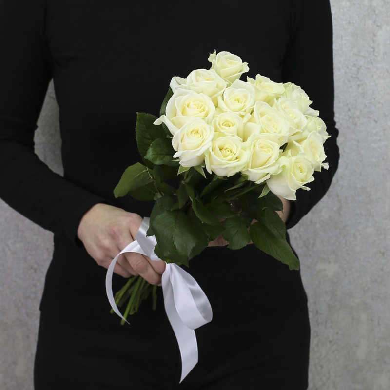 15 белых роз "Аваланч" 40 см, стандартный