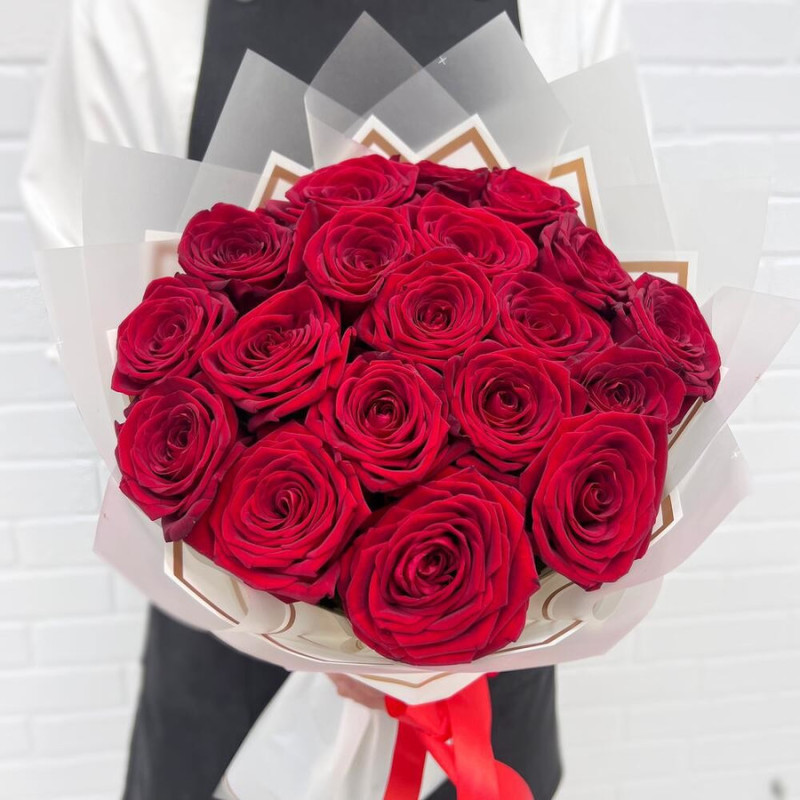 Букет из 19 красных роз в дизайнерской упаковке 50 см, стандартный