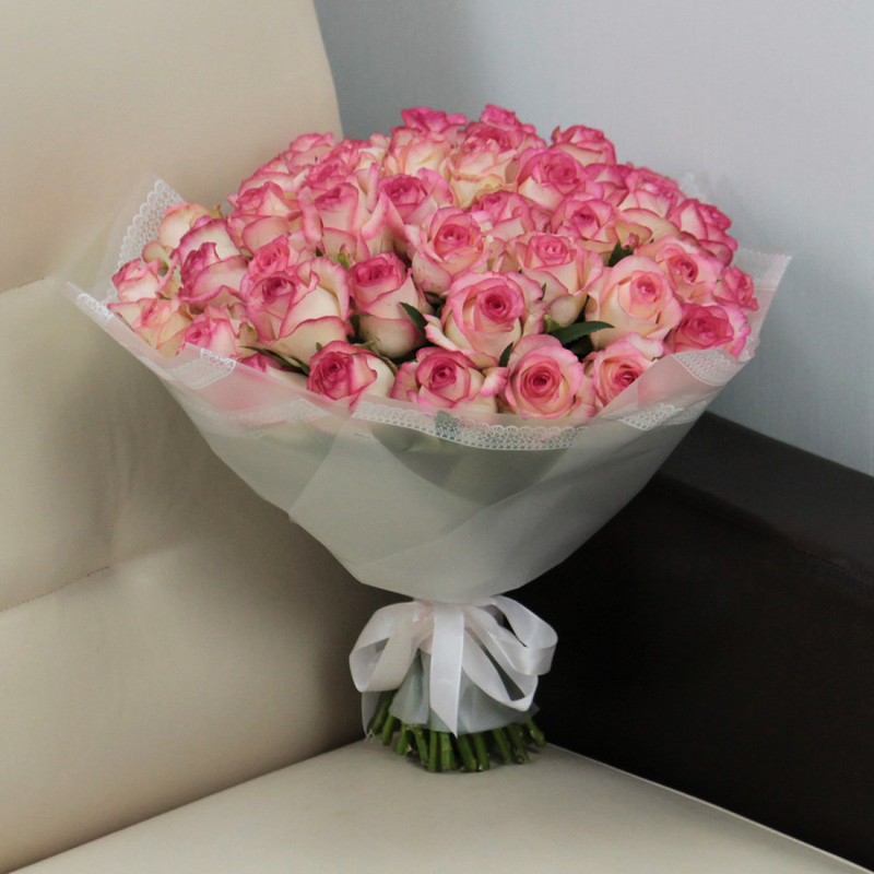 Букет из 51 розы «Ярко-розовые розы Джумилия в дизайнерской упаковке», стандартный
