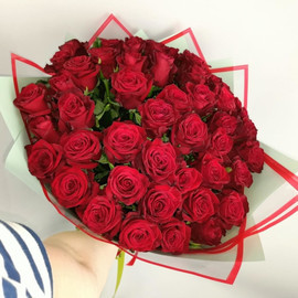 Букет из 51 красной розы в дизайнерском оформлении 50 см
