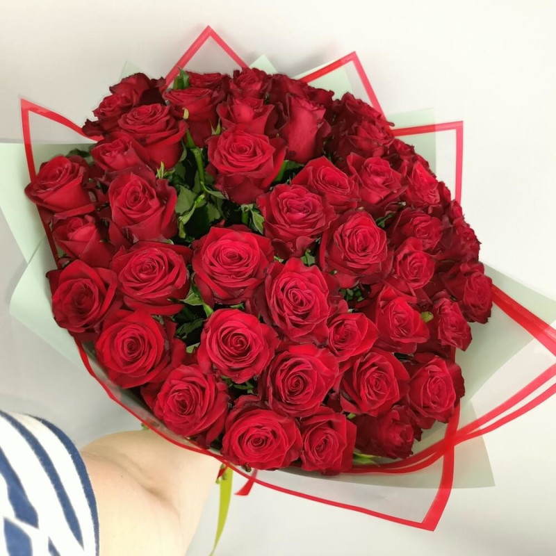 Букет из 51 красной розы в дизайнерском оформлении 50 см, стандартный