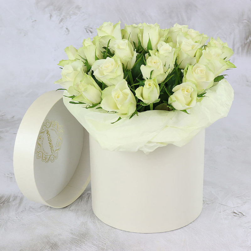 25 white roses in a hat box, standart