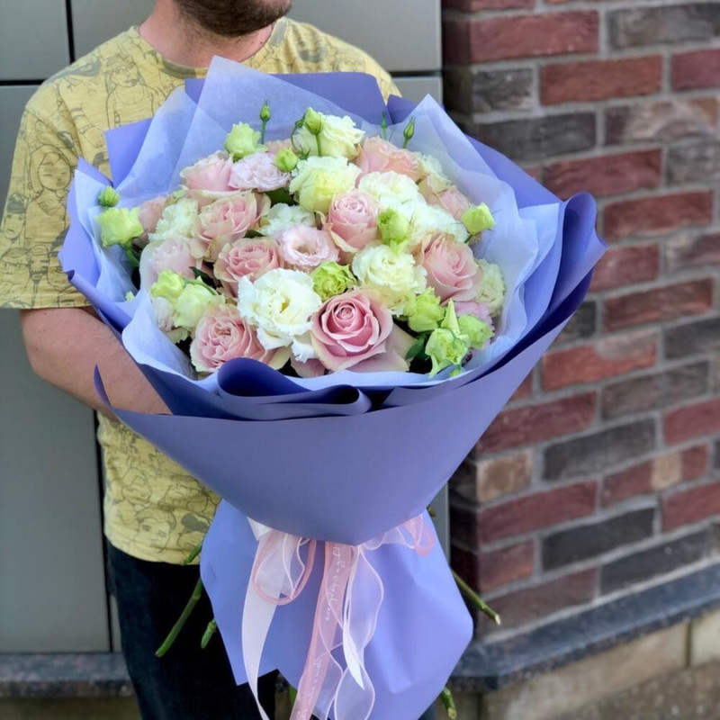 Букет из голландских розовых роз и эустомы «Лавандовые грёзы», стандартный