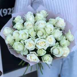 29 белых роз в упаковке