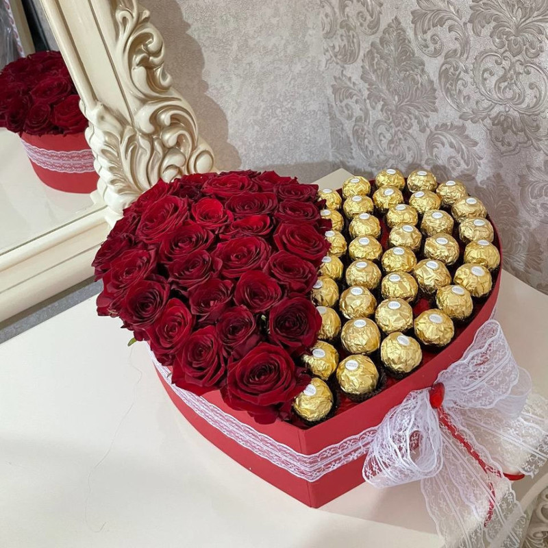 Красные розы в большой коробке с конфетами, стандартный