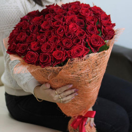 51 красная роза 60 см в сизали