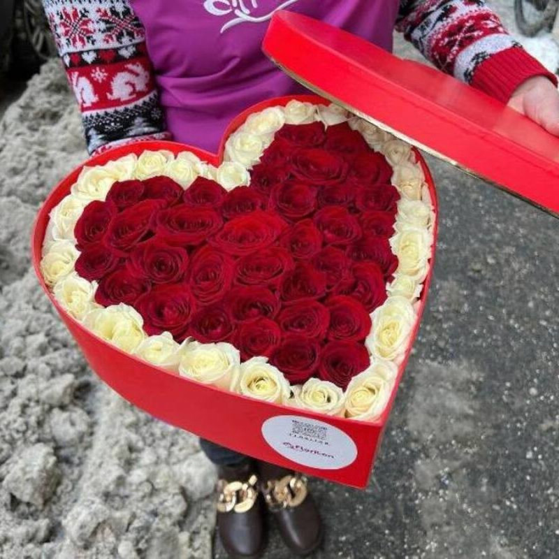 Red and white roses in a heart box, standart