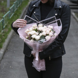 Букет цветов из 7 нежно-розовых кустовых роз Мадам Бомбастик с эвкалиптом
