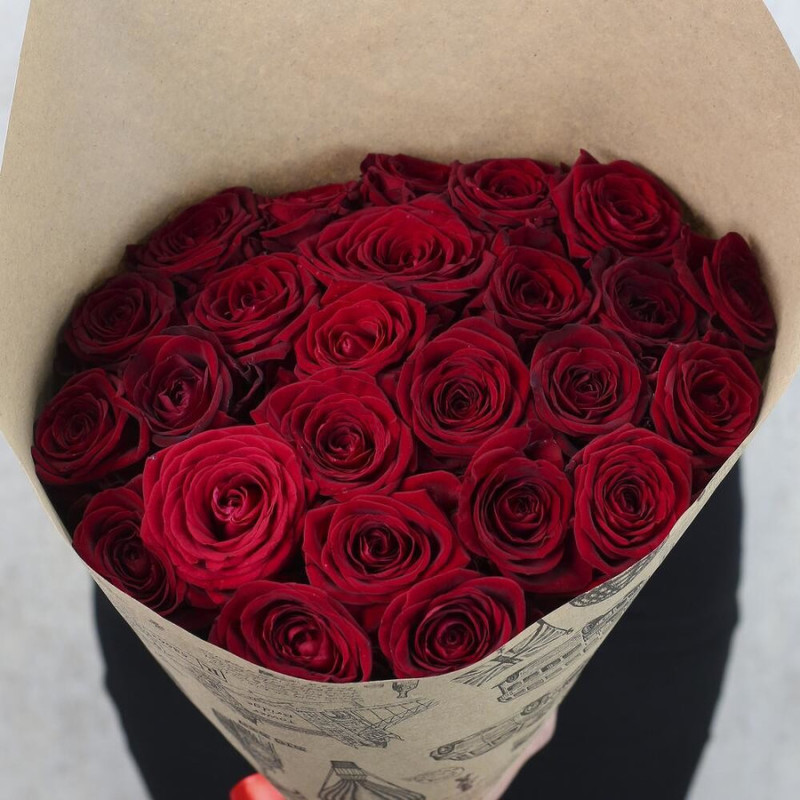 Букет из 25 красных роз Ред Наоми в крафт бумаге 50 см, стандартный