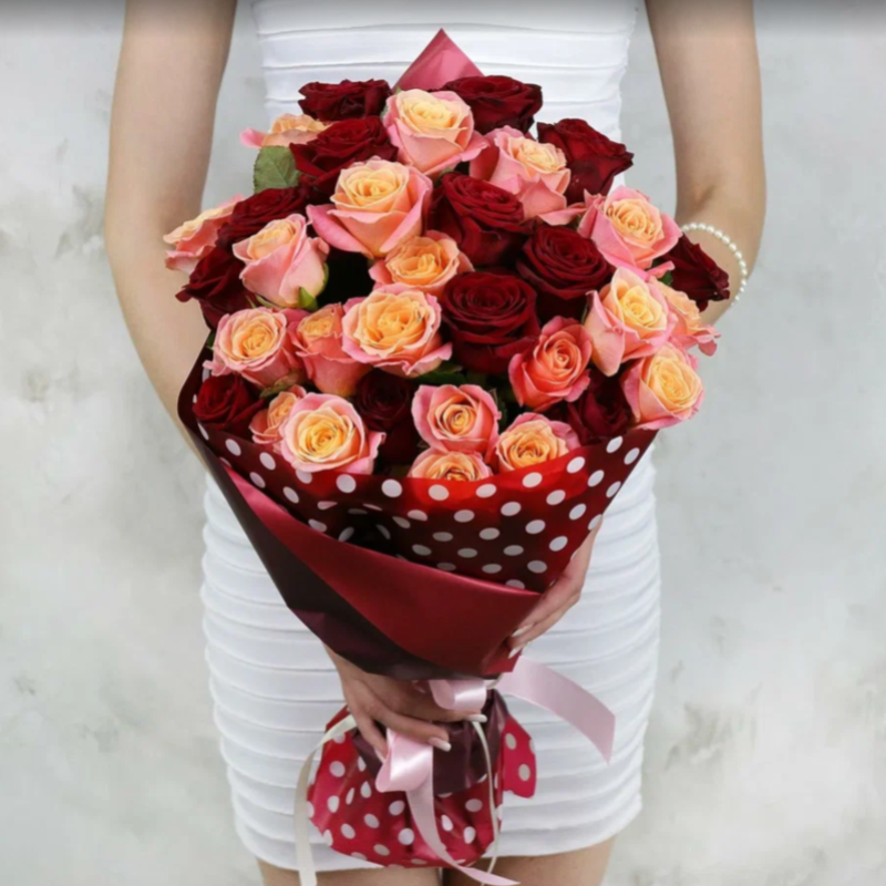 Букет из 31 красных и коралловых роз 40 см, стандартный