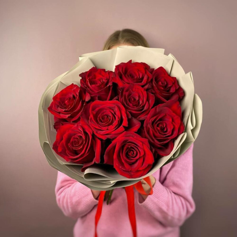 Букет из 9 красных роз в дизайнерском оформлении 50 см, стандартный