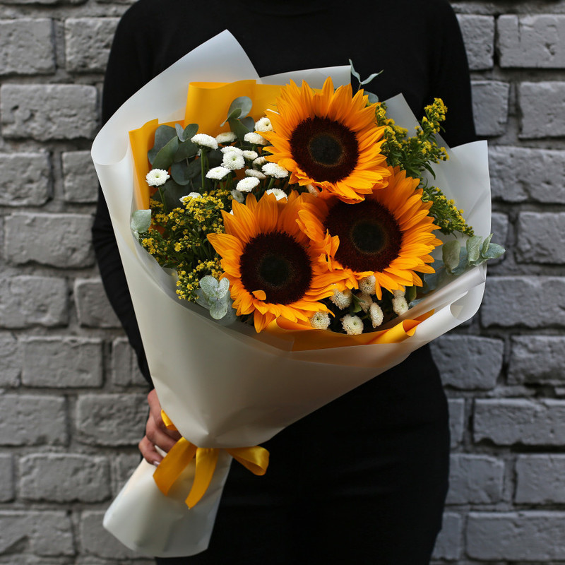 Bouquet of 3 sunflowers and chrysanthemum santini in designer packaging, standart