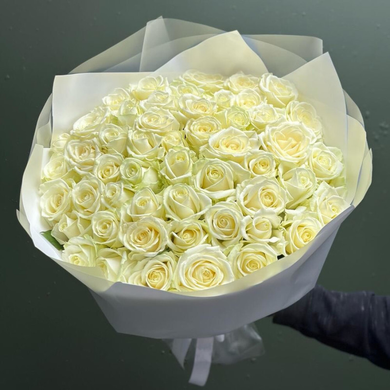 Букет из 51 белой розы в дизайнерском оформлении 50 см, стандартный