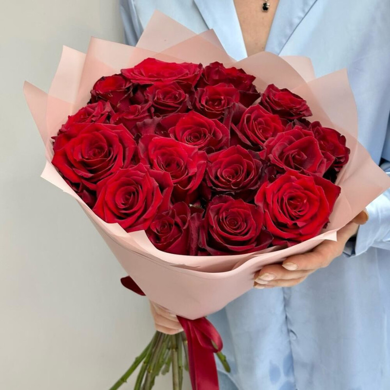 Букет из 19 красных роз в дизайнерском оформлении 50 см, стандартный