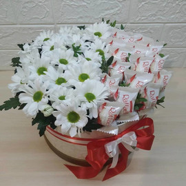 Bouquet of daisies with Raffaello sweets