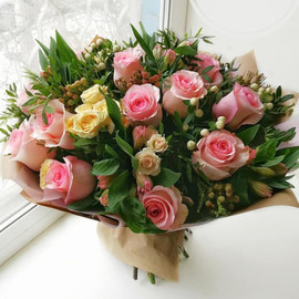 Букет с  розовыми розами и альстромерией